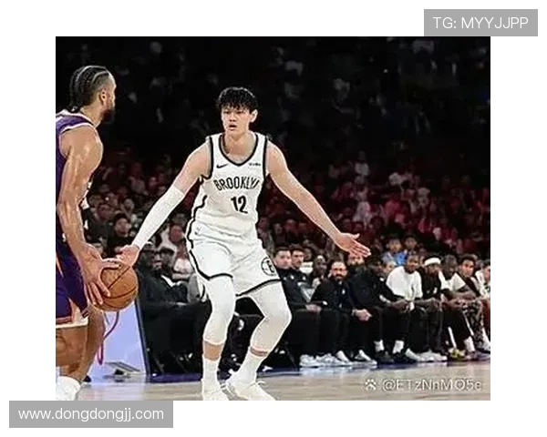 曾凡博防守失误贾里德巴特勒轻松突破上篮得分